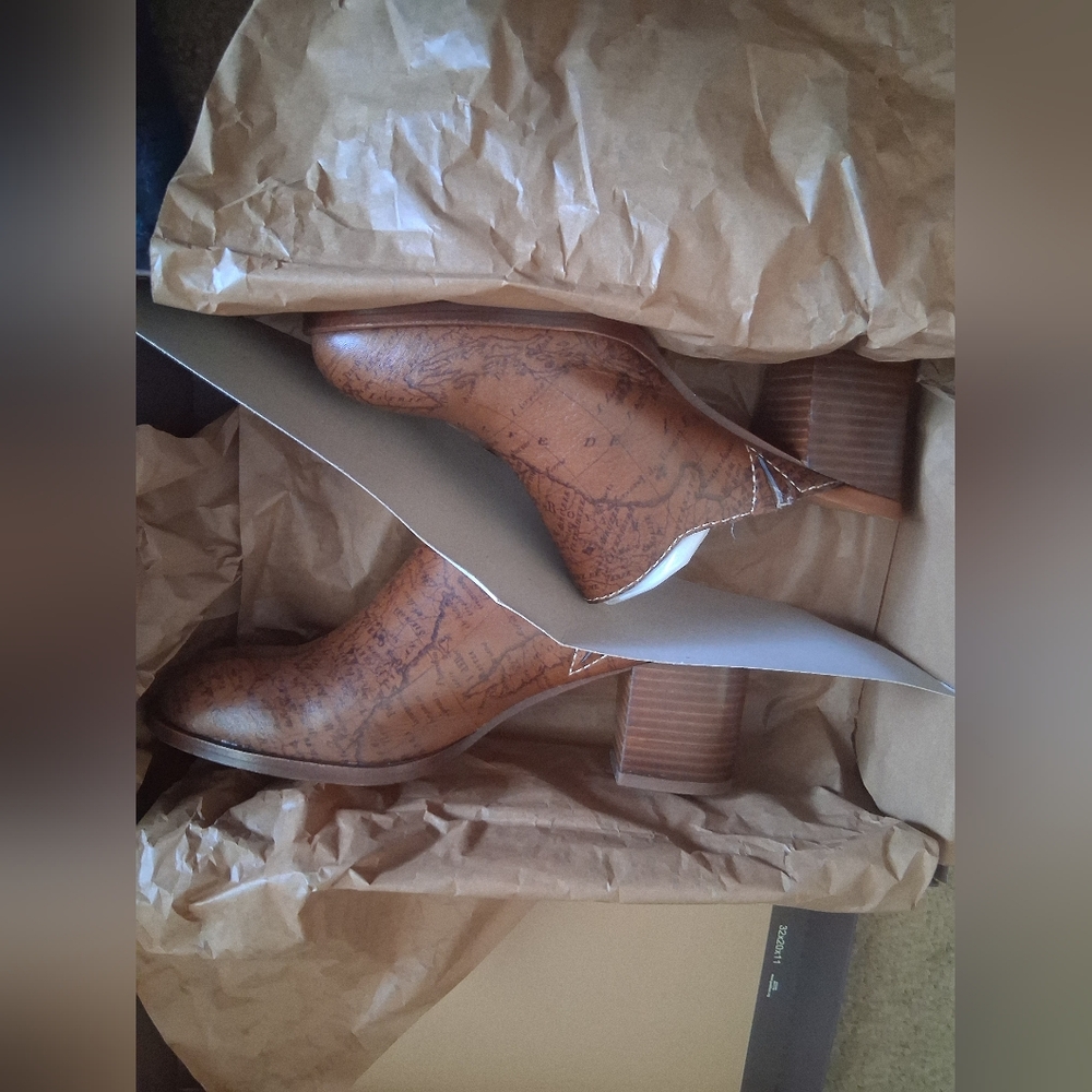 NIB Patricia Nash Signature MAP Tan Heeled Clogs.